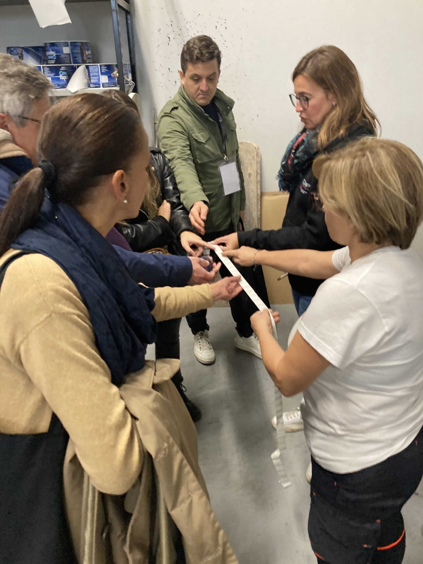 visitatori durante fabbriche aperte piemonte lavoro di squadra in fabbriche aperte piemonte